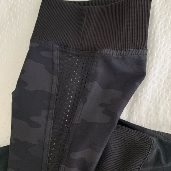 Kyodan Camo Capris. Size L. (Black and Grey) - Picture 4 of 5